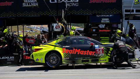 14 vasser sullivan, lexus rc f gt3, gtd pro jack hawksworth, ben barnicoat pit stop