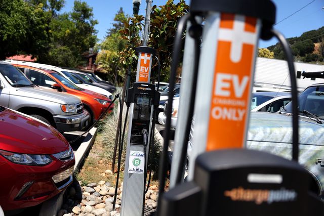 several major automakers pledge to expand electric vehicle charging network throughout us